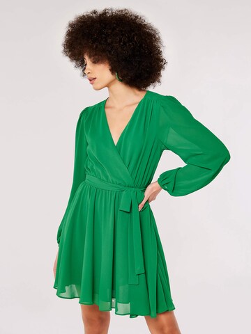 Robe Apricot en vert : devant