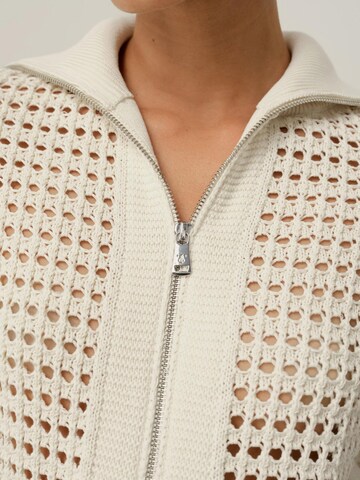Lilysilk - Cárdigan 'Toscana Pointelle Strickjacke mit Doppelreißverschluss' en blanco
