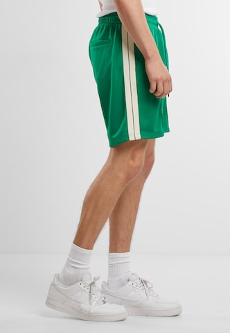 Regular Pantalon Urban Classics en vert