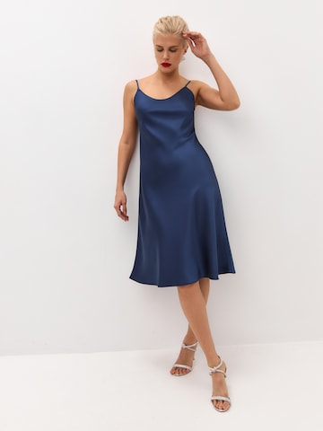Serena Silueta Mekko 'Below the knee satin slip dress 'Grace'' värissä sininen: etupuoli