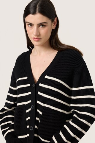 SOAKED IN LUXURY Gebreid vest in Zwart