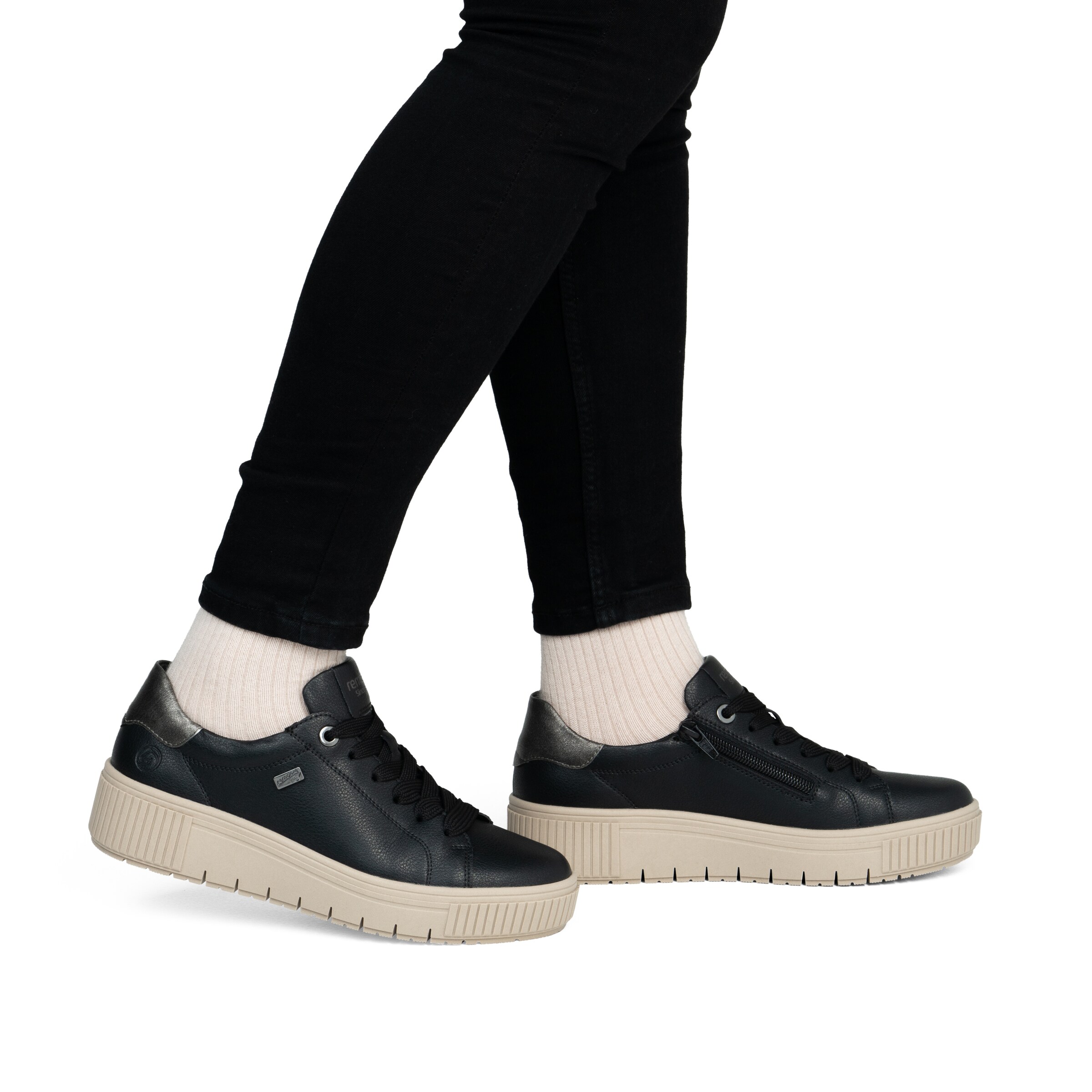 Baskets basses REMONTE en noir