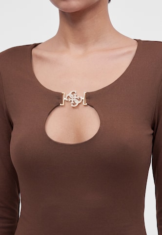 Tricou 'CAMRYN' de la GUESS pe maro