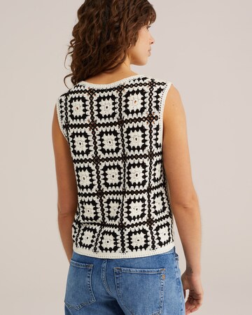 Top de la WE Fashion pe negru