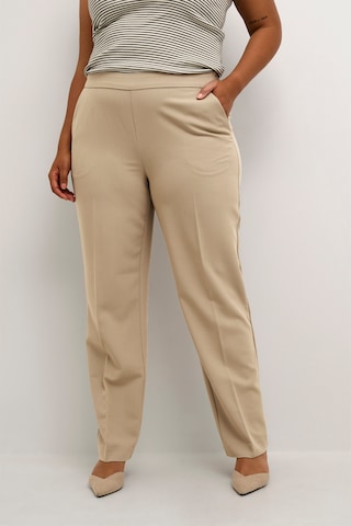 Regular Pantalon à plis 'Sakira' KAFFE CURVE en beige : devant