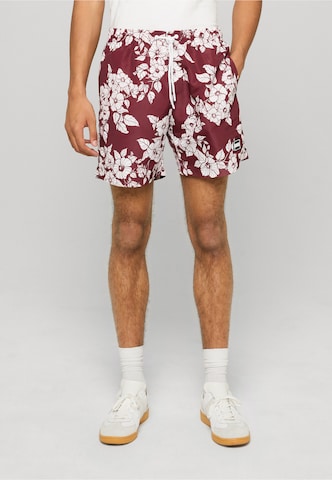 Shorts de bain Urban Classics en rouge : devant