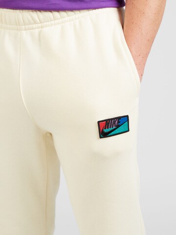 Nike Sportswear Дънки Tapered Leg Панталон 'CLUB' в бяло