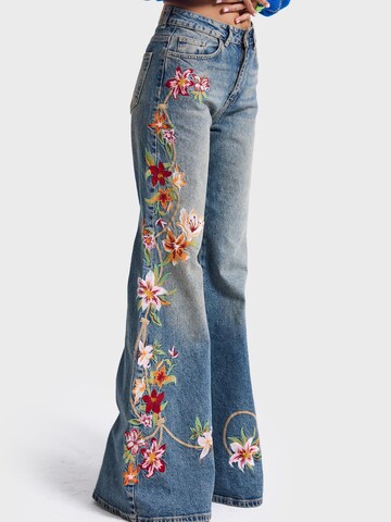 IT'S BASIC - Bootcut Vaquero 'EMBROIDERY FLARE MID RISE JEANS' en azul