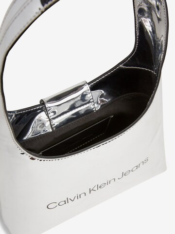 Calvin Klein Jeans Schultertasche in Silber