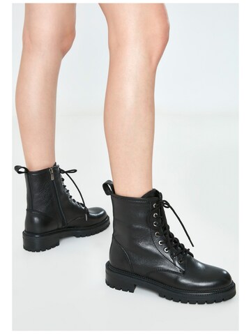 INUOVO Lace-Up Ankle Boots in Black