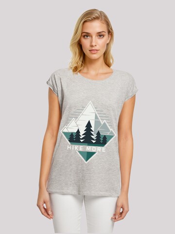T-shirt 'Hike More Mountains' F4NT4STIC en gris : devant