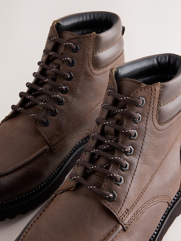 Boots stringati di Next in marrone