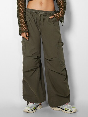 Bershka Loose fit Cargo Pants in Green: front