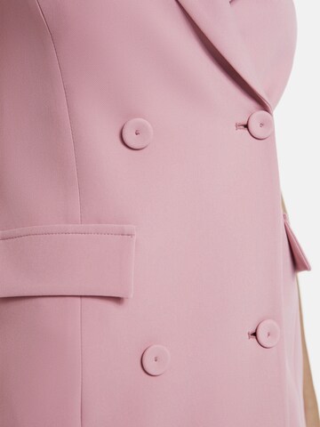 Nicowa Blazerkleid 'AWELIA', Model ist 1,78 cm und trägt Größe 34 in Pink