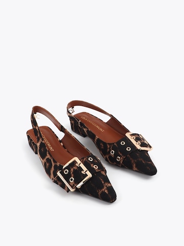 Pumps de la Lola Casademunt pe maro