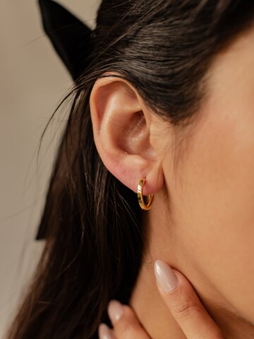 Hey Happiness Ohrringe 'Medium Band'‌‌‌ in Gold: Vorderseite