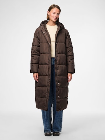 Cappotto invernale 'PCMADDIE' di PIECES in marrone