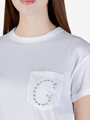 Maglietta 'SS CN POCKET G LOGO TEE W6GI17 K3037' di GUESS in bianco