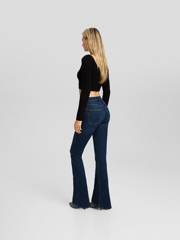 Bershka Flared Jeans in Blauw