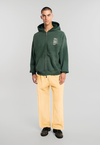 Another Cotton Lab - Loosefit Pantalón en amarillo