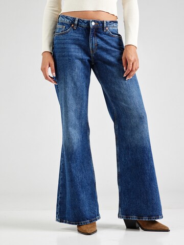 Monki Flared Jeans in Blue: front
