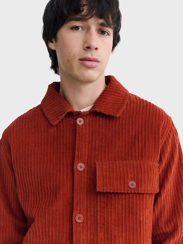 Thinking MU Regular Fit Hemd in Braun: Vorderseite