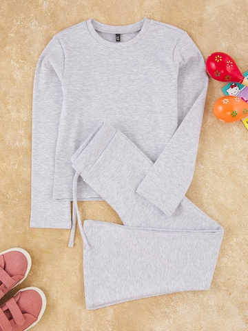 Trendyol - Conjunto en gris: frente