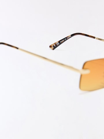 Bershka Sonnenbrille in Gold
