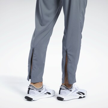 Loosefit Pantaloni sportivi di Reebok in grigio