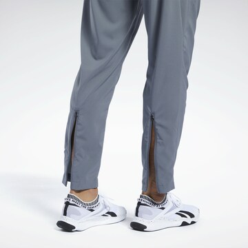 Reebok Loosefit Sporthose in Grau