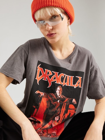 Nasty Gal T-shirt 'Dracula' i grå