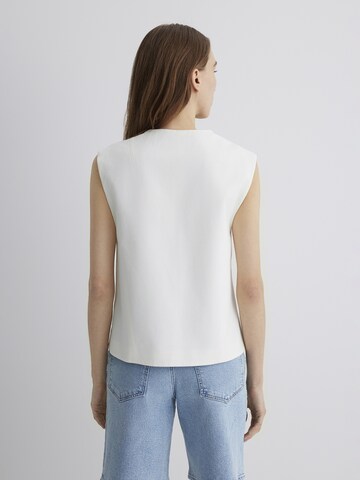 Mavi Vest in White