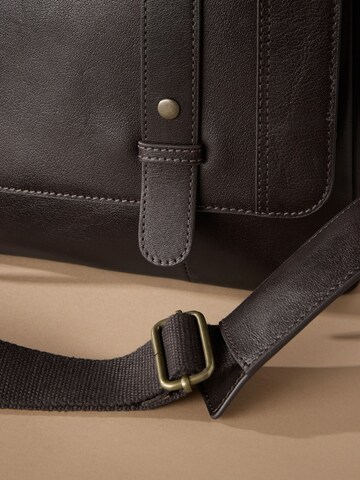 Next Lähettilaukku värissä ruskea