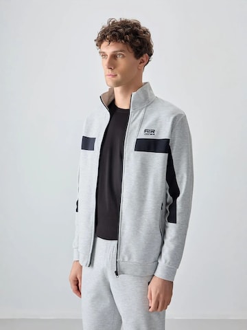 Tommy Life Trainingsanzug in Grau