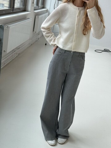 ABOUT YOU x Marie von Behrens - regular Vaquero en gris