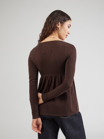 HOLLISTER Тениска в кафяво