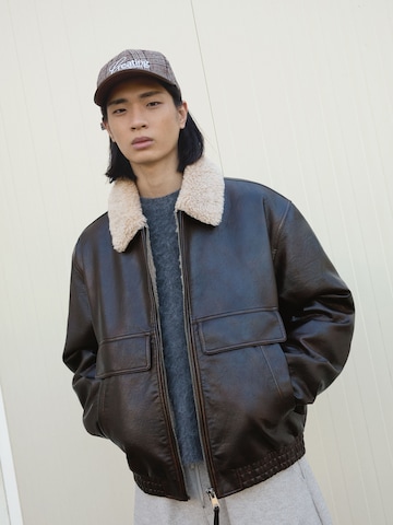 Veste mi-saison Bershka en marron : devant