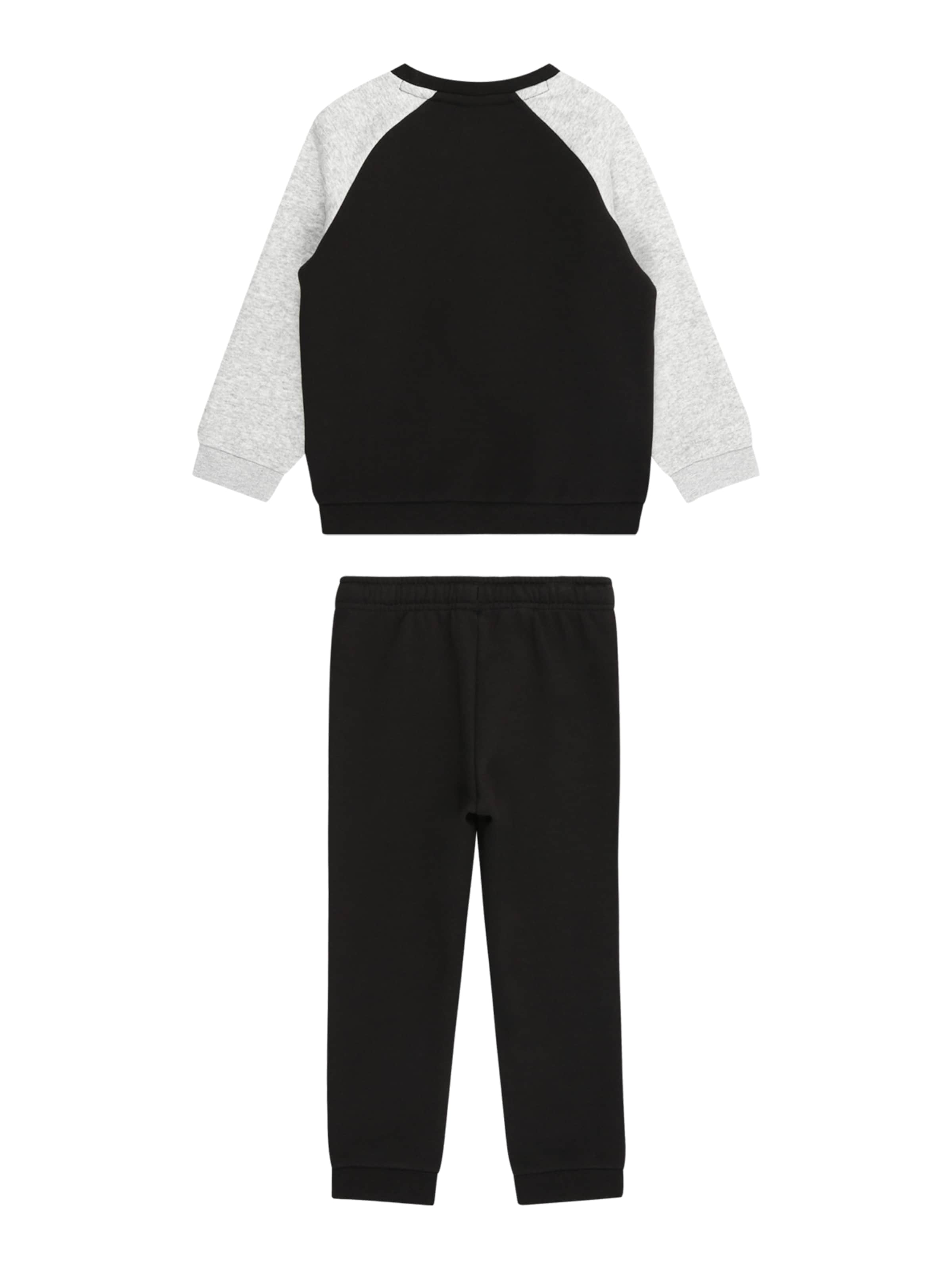 PUMA Костюм для бега 'Essentials' в Черный