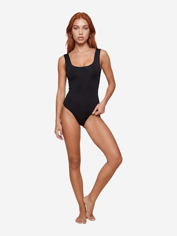 Body di I AM in nero