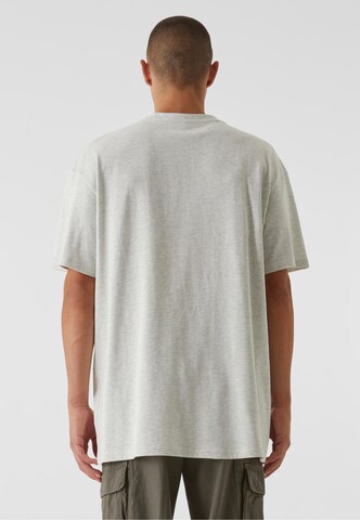 9N1M SENSE T-shirt 'Essentials' i grå