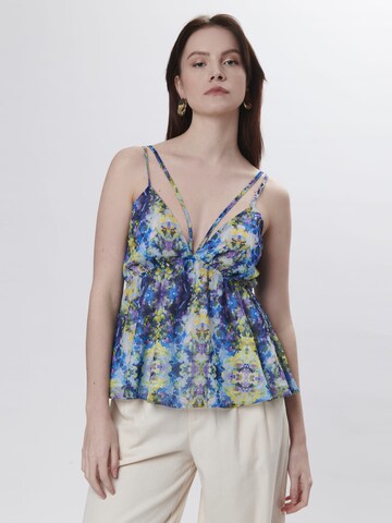 Top di Influencer in colori misti: frontale