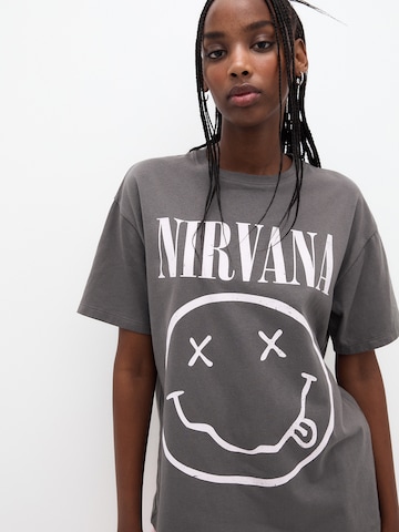 Pull&Bear Свободна дамска риза ' NIRVANA LAVADA' в сиво