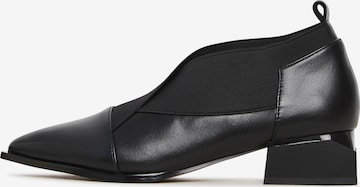 Chaussure basse CESARE GASPARI en noir : devant