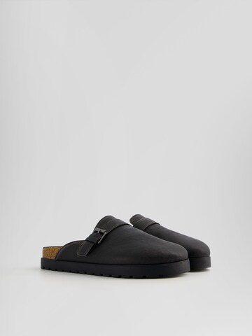 Bershka Clogs in Schwarz