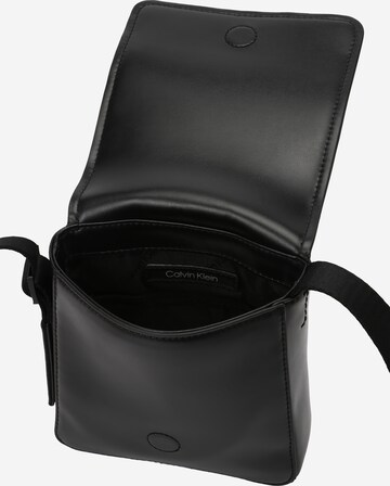 Calvin Klein - Bolso de hombro 'Eckige' en negro