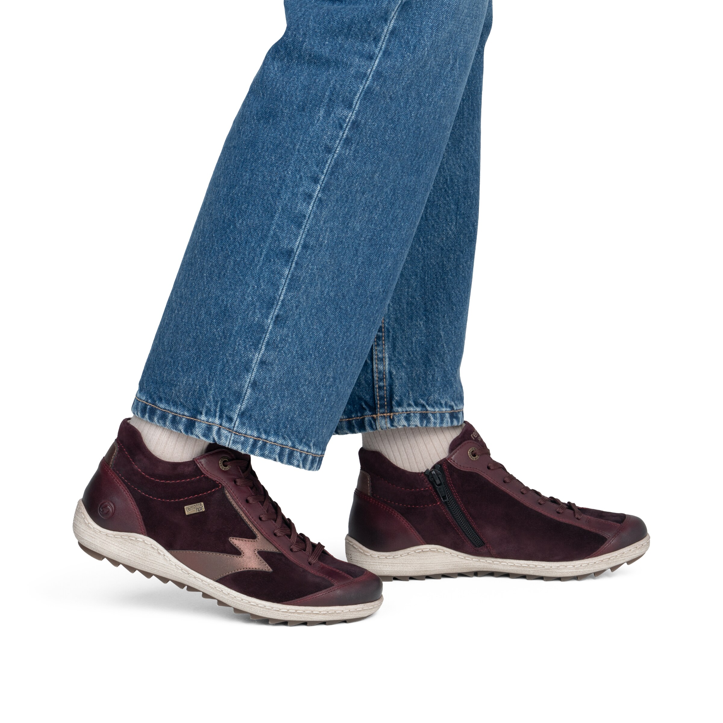 Bottines à lacets REMONTE en rouge : devant
