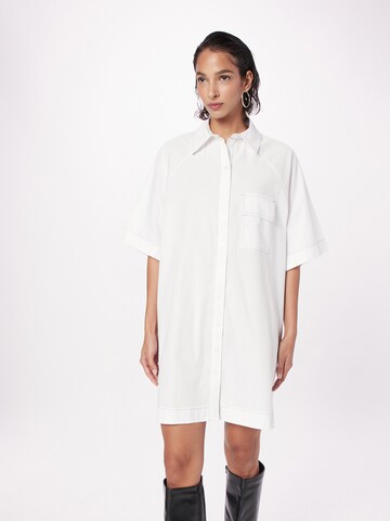 Robe-chemise TOPSHOP en blanc : devant