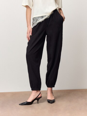 Next Loosefit Hose in Schwarz: Vorderseite