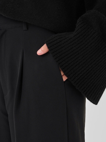 My Essential Wardrobe Свободный крой Плиссированные брюки в Черный