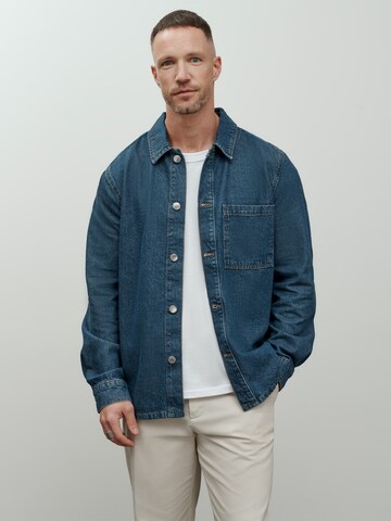 DAN FOX APPAREL - Ajuste regular Camisa 'Essential' en azul: frente